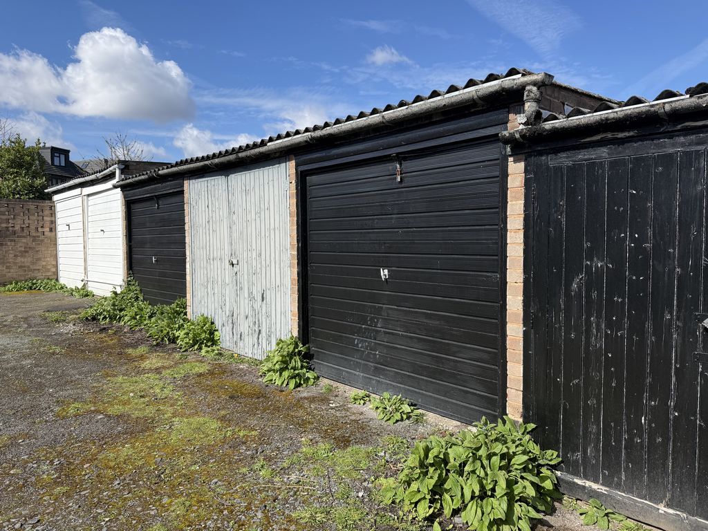 Thumbnail GARAGE TO RENT